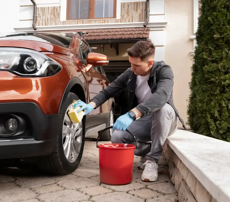 Lavage auto à domicile Caillavet : professionnel intervenant sur un véhicule